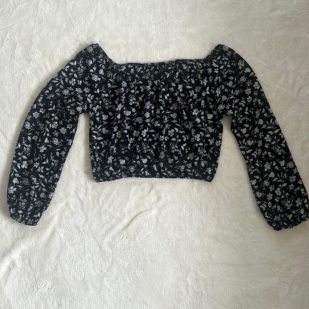 Cute Black and White Floral Off-The-Shoulder Crop Top. small. Only worn once.